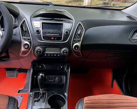 Серый Хендай их35, объемом двигателя 2 л и пробегом 156 тыс. км за 11999 $, фото 6 на Automoto.ua