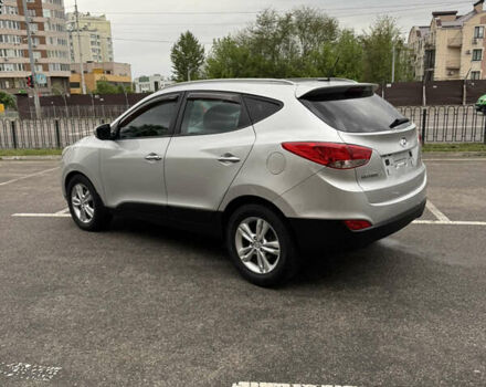 Серый Хендай их35, объемом двигателя 2 л и пробегом 204 тыс. км за 11500 $, фото 4 на Automoto.ua