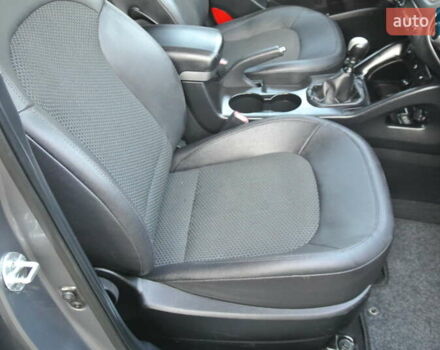 Серый Хендай их35, объемом двигателя 2 л и пробегом 187 тыс. км за 13700 $, фото 17 на Automoto.ua