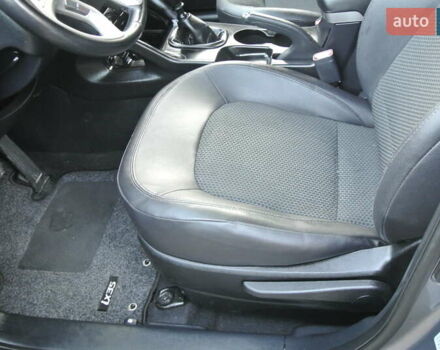 Серый Хендай их35, объемом двигателя 2 л и пробегом 187 тыс. км за 13700 $, фото 12 на Automoto.ua