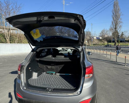 Сірий Хендай іх35, об'ємом двигуна 2 л та пробігом 121 тис. км за 13500 $, фото 20 на Automoto.ua