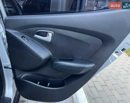 Серый Хендай их35, объемом двигателя 2 л и пробегом 168 тыс. км за 13800 $, фото 13 на Automoto.ua