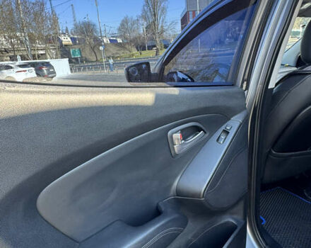 Сірий Хендай іх35, об'ємом двигуна 2 л та пробігом 121 тис. км за 13500 $, фото 14 на Automoto.ua