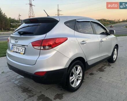 Серый Хендай их35, объемом двигателя 2 л и пробегом 260 тыс. км за 12500 $, фото 4 на Automoto.ua