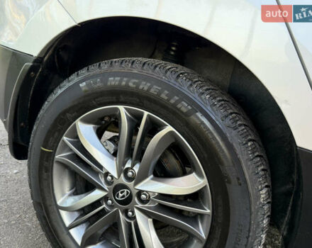 Серый Хендай их35, объемом двигателя 2 л и пробегом 183 тыс. км за 13750 $, фото 19 на Automoto.ua