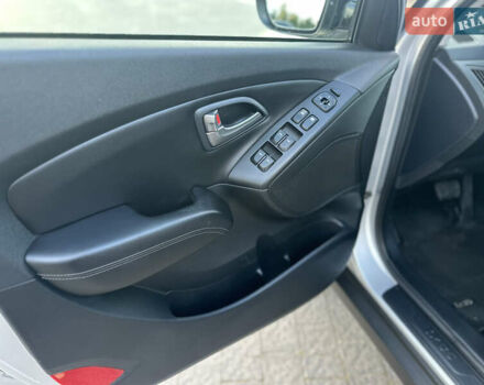 Серый Хендай их35, объемом двигателя 2 л и пробегом 180 тыс. км за 15100 $, фото 12 на Automoto.ua