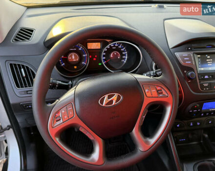 Серый Хендай их35, объемом двигателя 2 л и пробегом 183 тыс. км за 13750 $, фото 68 на Automoto.ua