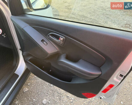 Серый Хендай их35, объемом двигателя 2 л и пробегом 183 тыс. км за 13750 $, фото 90 на Automoto.ua