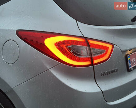 Серый Хендай их35, объемом двигателя 2 л и пробегом 180 тыс. км за 15100 $, фото 5 на Automoto.ua