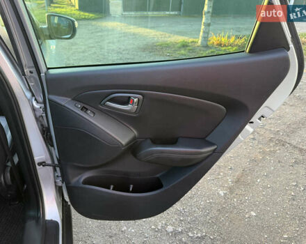 Серый Хендай их35, объемом двигателя 2 л и пробегом 183 тыс. км за 13750 $, фото 88 на Automoto.ua