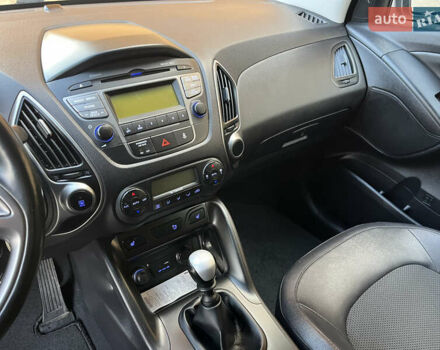 Серый Хендай их35, объемом двигателя 1.7 л и пробегом 187 тыс. км за 14800 $, фото 15 на Automoto.ua