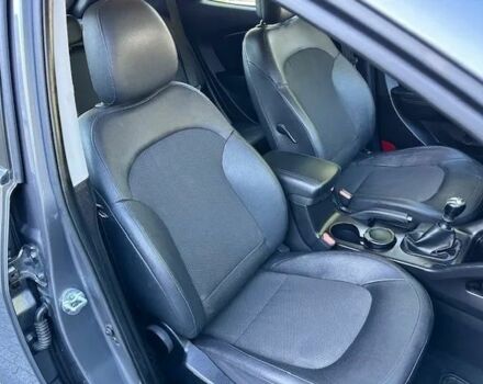 Серый Хендай их35, объемом двигателя 1.7 л и пробегом 119 тыс. км за 8800 $, фото 14 на Automoto.ua