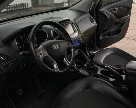 Серый Хендай их35, объемом двигателя 1.7 л и пробегом 293 тыс. км за 12950 $, фото 6 на Automoto.ua