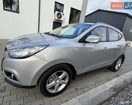 Серый Хендай их35, объемом двигателя 2 л и пробегом 260 тыс. км за 9300 $, фото 1 на Automoto.ua