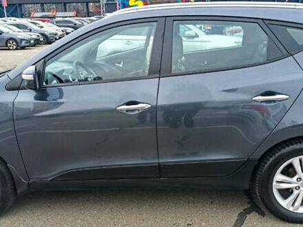 Серый Хендай их35, объемом двигателя 2 л и пробегом 238 тыс. км за 10000 $, фото 1 на Automoto.ua