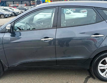 Серый Хендай их35, объемом двигателя 2 л и пробегом 238 тыс. км за 10000 $, фото 1 на Automoto.ua