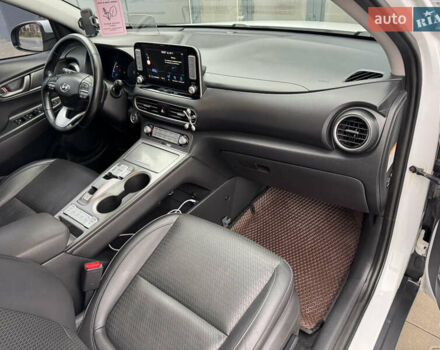 Белый Хендай Kona, объемом двигателя 0 л и пробегом 179 тыс. км за 16350 $, фото 52 на Automoto.ua