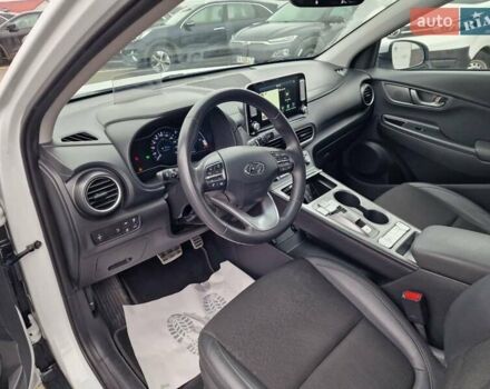 Белый Хендай Kona, объемом двигателя 0 л и пробегом 15 тыс. км за 15300 $, фото 24 на Automoto.ua