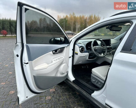 Белый Хендай Kona, объемом двигателя 0 л и пробегом 126 тыс. км за 16999 $, фото 12 на Automoto.ua