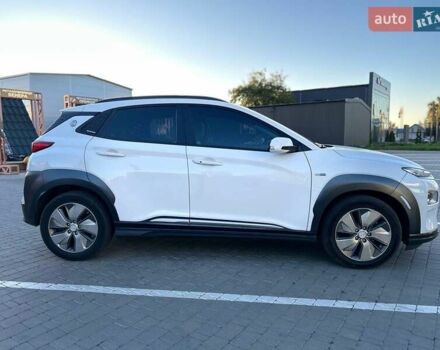Белый Хендай Kona, объемом двигателя 0 л и пробегом 128 тыс. км за 17300 $, фото 3 на Automoto.ua