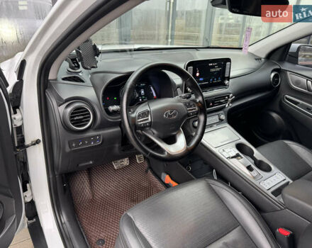 Белый Хендай Kona, объемом двигателя 0 л и пробегом 179 тыс. км за 16350 $, фото 36 на Automoto.ua