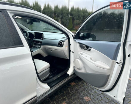 Белый Хендай Kona, объемом двигателя 0 л и пробегом 126 тыс. км за 16999 $, фото 14 на Automoto.ua