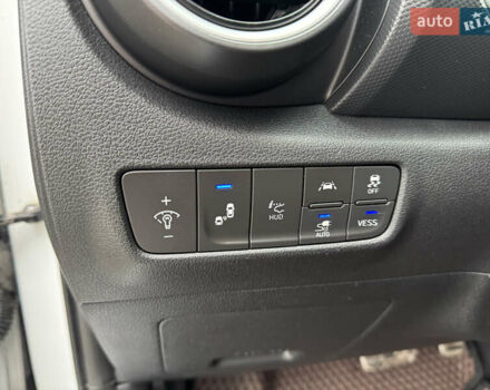 Белый Хендай Kona, объемом двигателя 0 л и пробегом 179 тыс. км за 16350 $, фото 38 на Automoto.ua