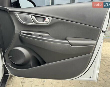 Белый Хендай Kona, объемом двигателя 0 л и пробегом 179 тыс. км за 16350 $, фото 49 на Automoto.ua