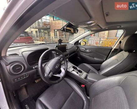 Білий Хендай Kona, об'ємом двигуна 0 л та пробігом 93 тис. км за 15500 $, фото 8 на Automoto.ua
