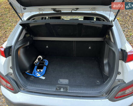 Белый Хендай Kona, объемом двигателя 0 л и пробегом 97 тыс. км за 16800 $, фото 29 на Automoto.ua