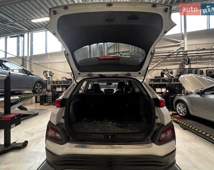 Білий Хендай Kona, об'ємом двигуна 0 л та пробігом 92 тис. км за 16900 $, фото 21 на Automoto.ua