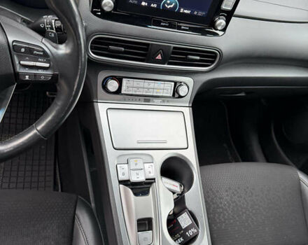 Белый Хендай Kona, объемом двигателя 0 л и пробегом 105 тыс. км за 16800 $, фото 8 на Automoto.ua