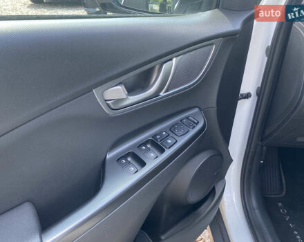 Белый Хендай Kona, объемом двигателя 0 л и пробегом 112 тыс. км за 17900 $, фото 15 на Automoto.ua