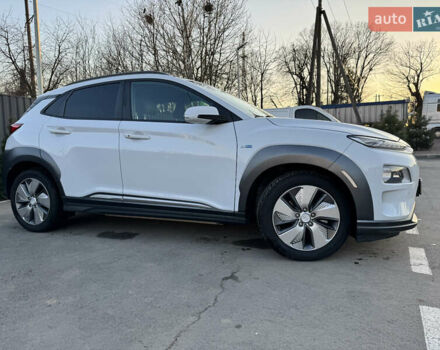 Белый Хендай Kona, объемом двигателя 0 л и пробегом 96 тыс. км за 16900 $, фото 2 на Automoto.ua