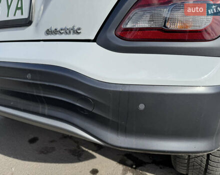 Белый Хендай Kona, объемом двигателя 0 л и пробегом 67 тыс. км за 16350 $, фото 37 на Automoto.ua