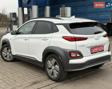 Белый Хендай Kona, объемом двигателя 0 л и пробегом 105 тыс. км за 16800 $, фото 2 на Automoto.ua