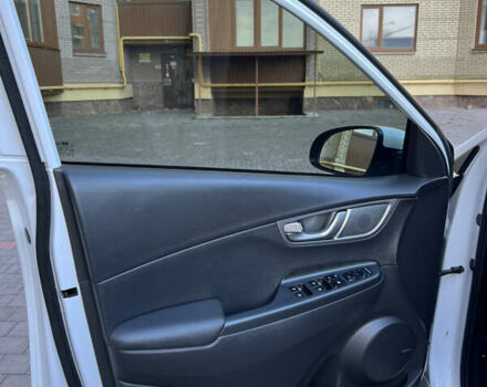 Белый Хендай Kona, объемом двигателя 0 л и пробегом 97 тыс. км за 16800 $, фото 6 на Automoto.ua