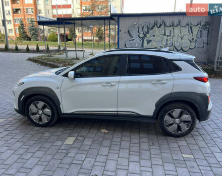 Белый Хендай Kona, объемом двигателя 0 л и пробегом 97 тыс. км за 16800 $, фото 3 на Automoto.ua