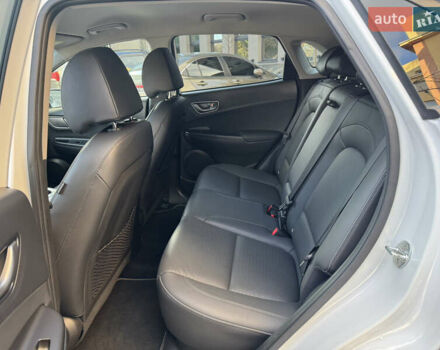 Білий Хендай Kona, об'ємом двигуна 0 л та пробігом 112 тис. км за 16499 $, фото 15 на Automoto.ua