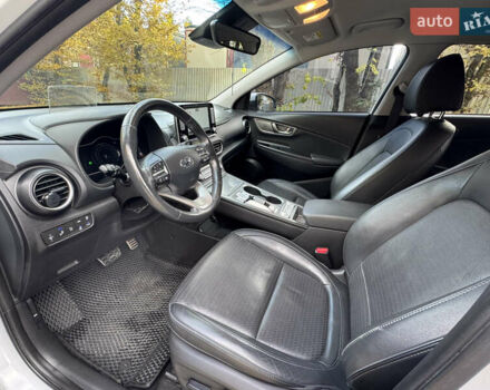 Белый Хендай Kona, объемом двигателя 0 л и пробегом 67 тыс. км за 16350 $, фото 82 на Automoto.ua