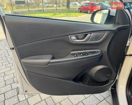 Білий Хендай Kona, об'ємом двигуна 0 л та пробігом 112 тис. км за 16499 $, фото 11 на Automoto.ua