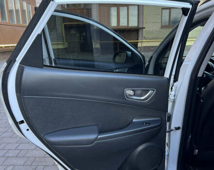 Белый Хендай Kona, объемом двигателя 0 л и пробегом 97 тыс. км за 16800 $, фото 8 на Automoto.ua