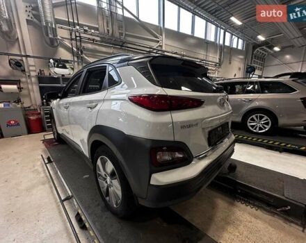 Білий Хендай Kona, об'ємом двигуна 0 л та пробігом 92 тис. км за 16900 $, фото 3 на Automoto.ua