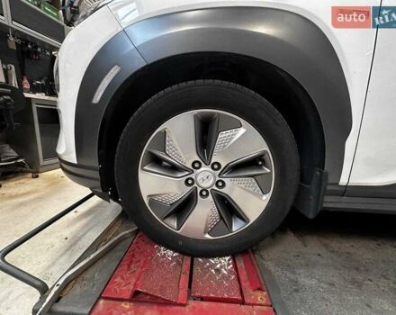 Білий Хендай Kona, об'ємом двигуна 0 л та пробігом 92 тис. км за 16900 $, фото 15 на Automoto.ua