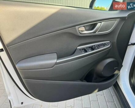 Белый Хендай Kona, объемом двигателя 0 л и пробегом 71 тыс. км за 18900 $, фото 2 на Automoto.ua