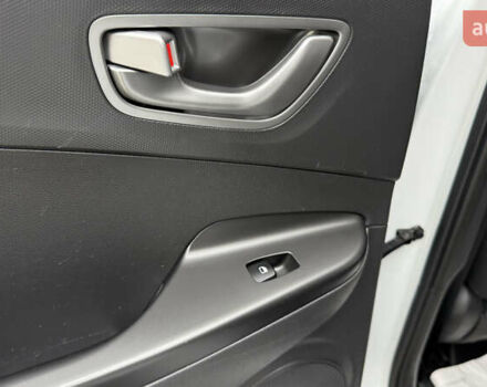 Белый Хендай Kona, объемом двигателя 0 л и пробегом 70 тыс. км за 16950 $, фото 42 на Automoto.ua