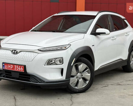 Белый Хендай Kona, объемом двигателя 0 л и пробегом 70 тыс. км за 16950 $, фото 2 на Automoto.ua