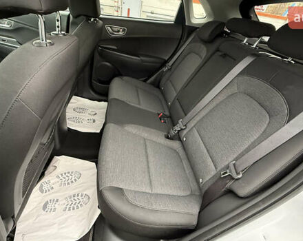 Белый Хендай Kona, объемом двигателя 0 л и пробегом 70 тыс. км за 16950 $, фото 44 на Automoto.ua