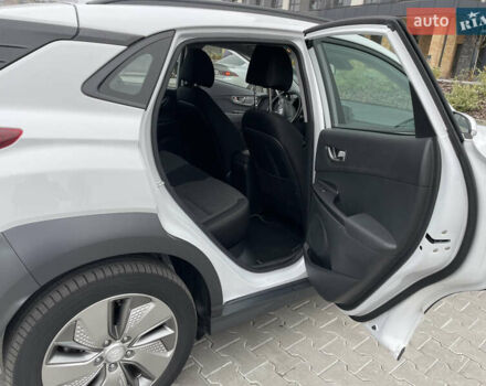 Білий Хендай Kona, об'ємом двигуна 0 л та пробігом 110 тис. км за 17300 $, фото 7 на Automoto.ua
