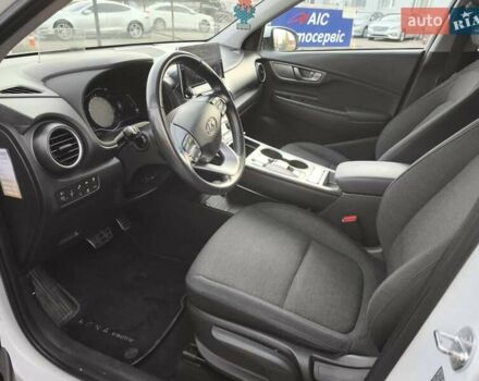 Белый Хендай Kona, объемом двигателя 0 л и пробегом 129 тыс. км за 17777 $, фото 35 на Automoto.ua